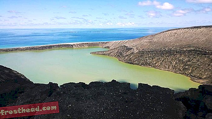 ¿Cómo es tomar las primeras fotos de una nueva isla volcánica?