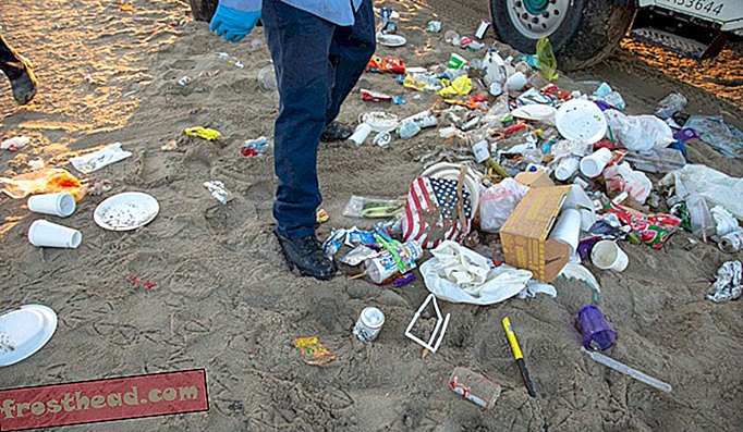 Fugelfodaftryk væver gennem en bunke med skrald, som en renholder samler på Santa Monica State Beach. Fugle plukker ofte i affaldet, som kan blive bundet i halsen og dræbe dem.