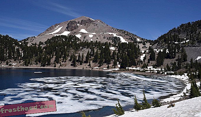 Езерото Елена, все още замръзнало с лед през юли. Паркът е планиран да стане по-горещ, тъй като климатичните промени вземат своето влияние.