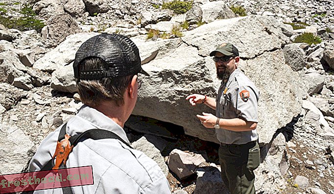Magnuson e Jason Mateljak (a destra), direttore generale delle risorse naturali di Lassen, stanno accanto a una tana di pika che hanno identificato con tracce di scat.