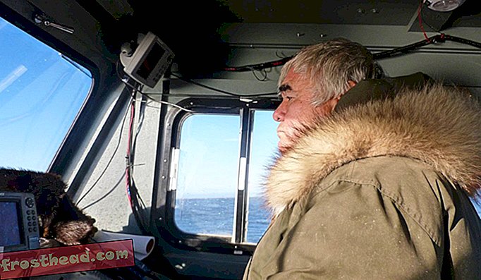Robert Thompson, de la Kaktovik, este unul dintre ghizii autorizați local care duc vizitatorii în excursii cu barca pentru a vedea ursi polari și alte animale sălbatice.