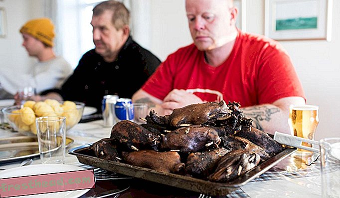 HeimæyのツアーガイドHilmar Valur JenssonとWestman Islandのハンターは、ツノメドリのディナーを楽しむ準備をします。