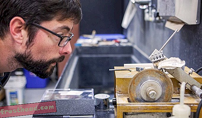 U svom laboratoriju, Stephen Durham koristi dijamantsku pilu kako bi prošao kroz školjku ostrige.
