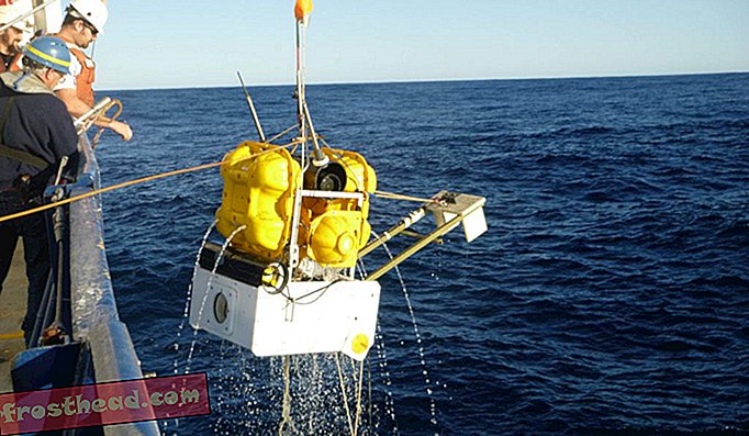 Forskere henter en pakke med undersjøiske sensorer som hadde overvåket langsom glid utenfor kysten av New Zealand.