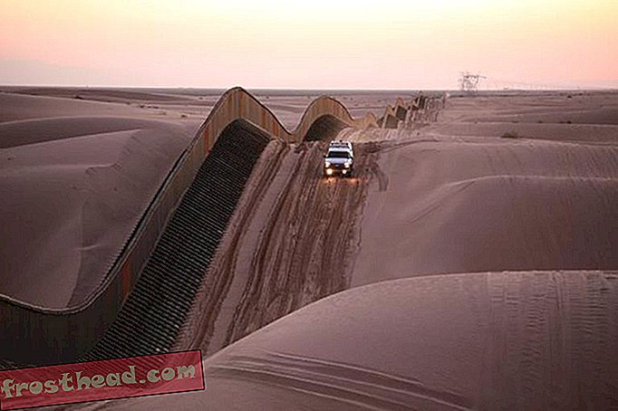Mur frontière dans les dunes