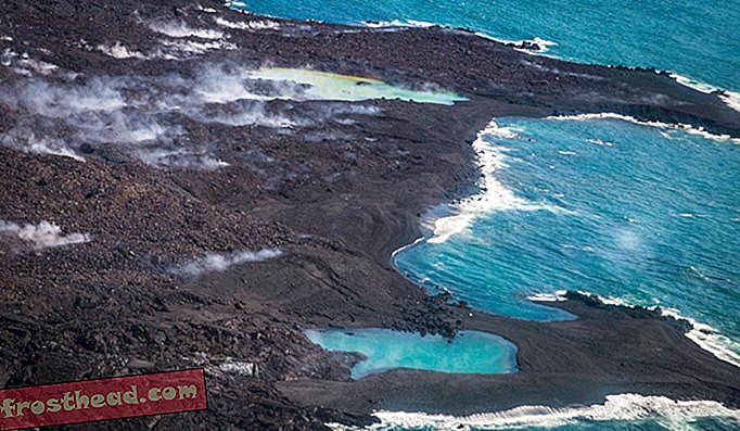 Лава се излила у море, формирајући нову земљу на острву Хаваи`и - али уништавајући екосистеме кораљних гребена.