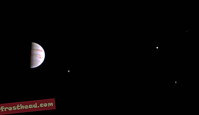 जुपिटर और उसके चंद्रमाओं Io, यूरोपा और गैनीमेड को जूनो मिशन द्वारा फोटो खिंचवाने के कुछ ही समय बाद अंतरिक्ष यान ने गैस की विशालकाय कक्षा में प्रवेश किया।