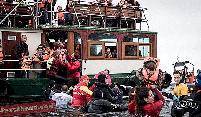 Več kot 200 sirskih beguncev prispe na plažo Limantziki v Lesvosu v Grčiji, v enem največjih prihodov s čolni, ki so prestopili iz Turčije.