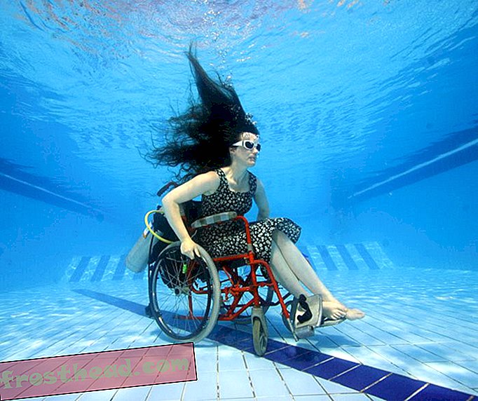 articles, nouvelles intelligentes, nouvelles intelligentes arts et culture - Un artiste explore les profondeurs d'un fauteuil roulant sous l'eau