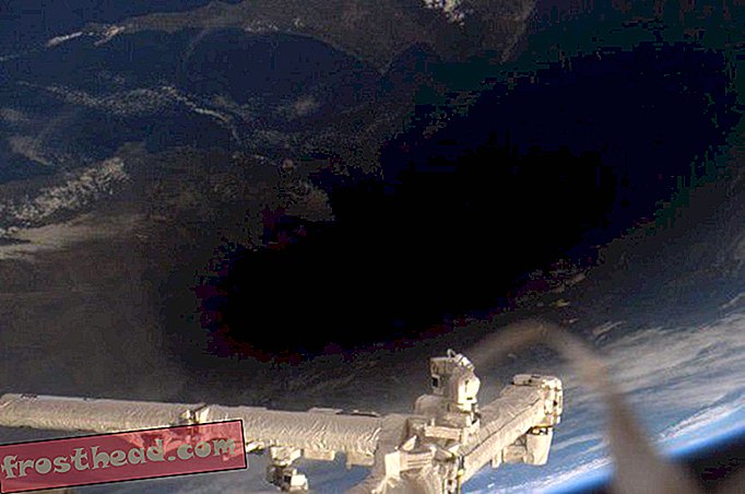 अंतर्राष्ट्रीय अंतरिक्ष स्टेशन से देखे गए सूर्य ग्रहण के दौरान चंद्रमा की छाया।