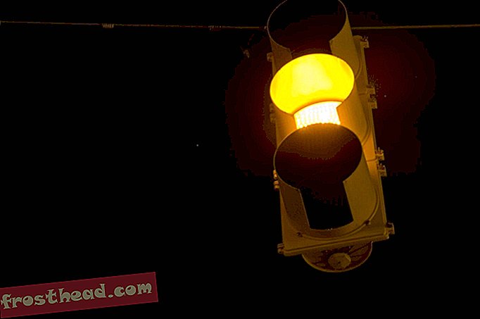 Vozači imaju veću vjerojatnost da će se kočiti na žutim svjetlima ako su tek vidjeli depresiju ploču