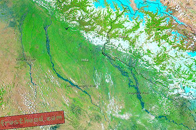 Реките в Индия набъбнаха след като дъждовете паднаха, причинявайки широко наводнение, както се вижда на тази снимка от 21 юни.