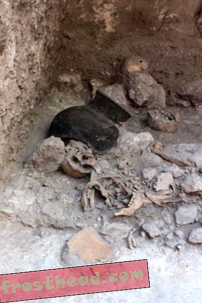 Две дузини трупове, обезглавени преди около 1400 години, намерени в пещера в Мексико