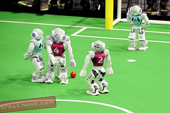Et tusind robotter vender mod i en fodboldturnering