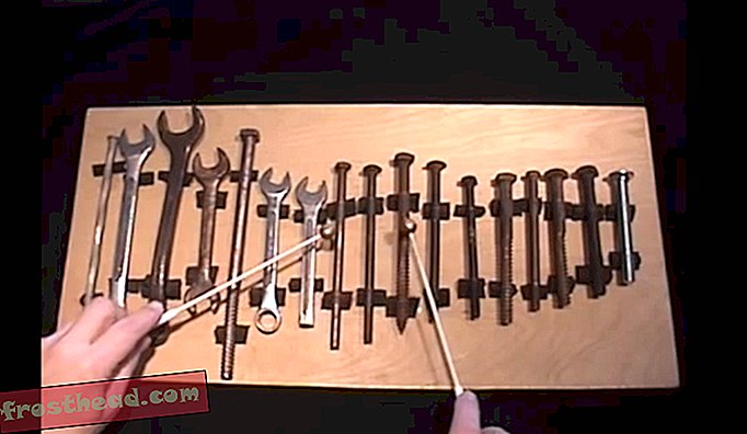 Погледајте Беетховнову Девету која се игра на Глоцкенспиел-у направљеном од алата