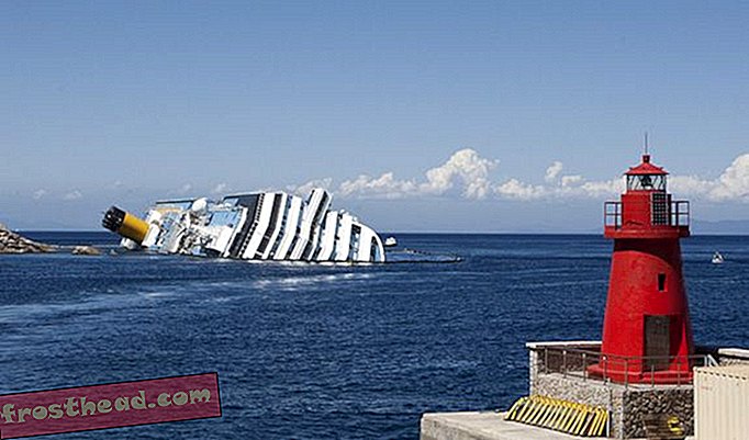Crashed Costa Concordia istuu edelleen vedessä Italiassa