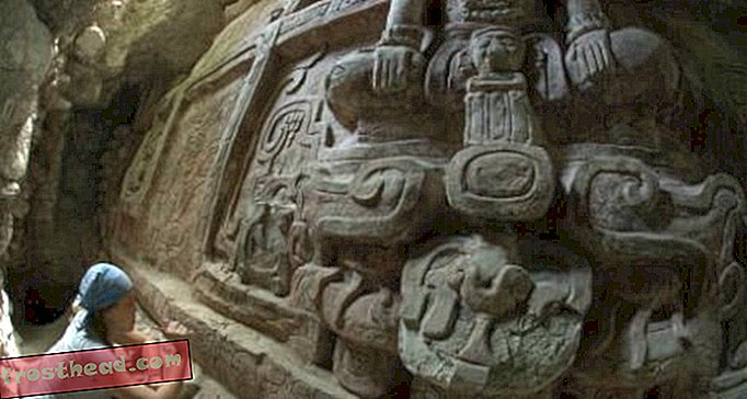 Archeolog našel tento obrovský, krásný mayský vlys zcela neporušený v Guatemale