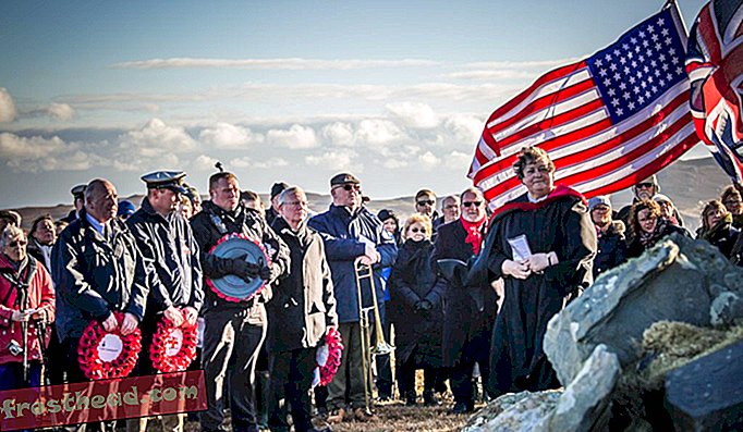 Lippun tekivät neljä naista ja yksi mies - myötäpäivään vasemmasta alhaalta: Catherine McGregor, Jessie McLellan, Mary Cunningham, Mary Armor ja John McDougall - jotka valmistivat sen noin klo 2.00, juuri ennen ensimmäistä amerikkalaista hautajaista, joka pidettiin Islayssa.