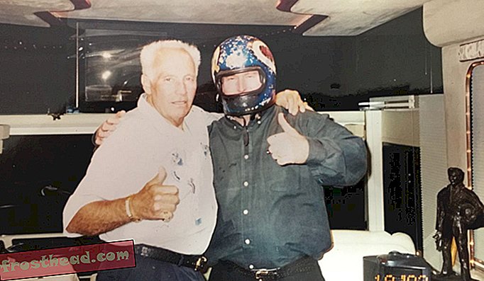 Evel Knievel (a sinistra) consente al suo caro amico Joey Taff (a destra) di provare uno dei suoi caschi, un privilegio che non gli è stato concesso praticamente nessuno.