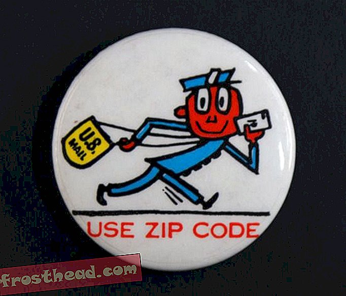Hr Zip-nupp, mida postiteenistujad kannavad postiindeksikampaania osana.
