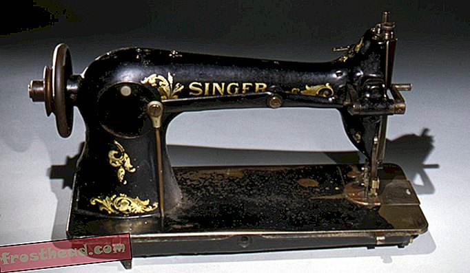 Triangle had moderne, goed onderhouden apparatuur, waaronder honderden riemaangedreven naaimachines, zoals deze Singer-naaimachine uit ongeveer 1920, gemonteerd op lange tafels en uitgevoerd vanaf op de vloer gemonteerde schachten.
