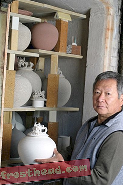 Изглед в Renwick: Клиф Лий създава уникална порцеланова керамика