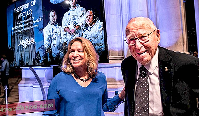 «Αν το φεγγάρι είναι στο χέρι μας, τίποτα δεν είναι πέρα ​​από το χέρι μας», λέει ο διευθυντής του μουσείου Ellen R. Stofan, (πάνω από τον ιππόδρομο της ομάδας ελέγχου Apollo 8 Jim Lovell).
