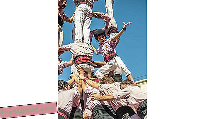 20. rujna 2015. - Barcelona, ​​Katalonija, Španjolska - Minyons de Terrassa slavi humani toranj tijekom gradskog festivala La Merce 2015 ispred gradske vijećnice Barcelone.