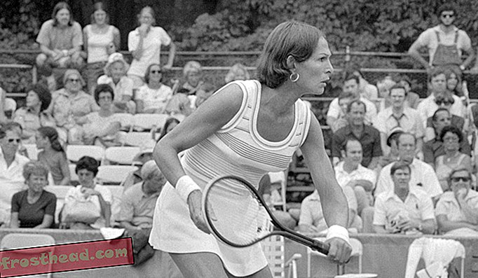 Renee Richards (ovdje 1976. u dobi od 42 godine), jedna od vodećih svjetskih sportašica 20. stoljeća, nedavno je Smithsonianu poklonila jedan od svojih teniskih reketa.