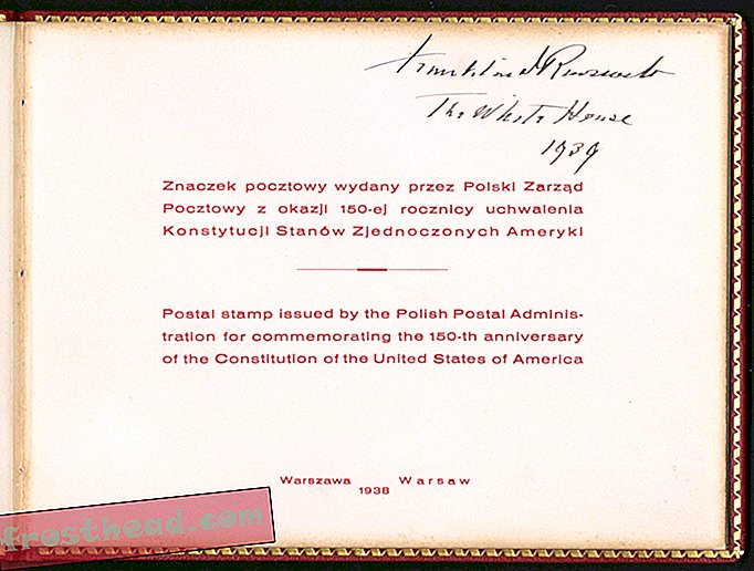 Потпис ФДР-а на презентацијском албуму из Пољске 1938. године. (Љубазношћу Националног музеја поштара.)