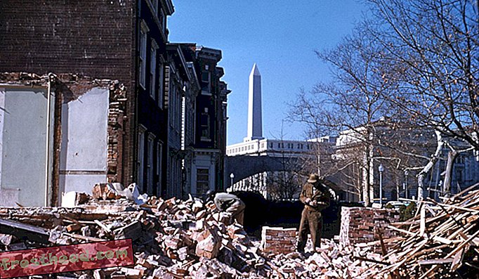 Das Washington Monument ragt aus Trümmern zerstörter Gebäude in der 11th Street und der Virginia Avenue S.W. im Jahr 1959.