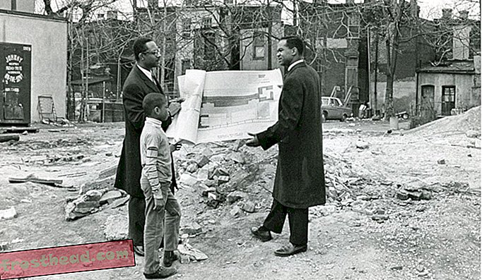 Wielebny Walter Fauntroy (z prawej), założyciel Model Inner City Community Organisation dokonuje przeglądu planów przebudowy wraz z architektem Herbertem McDonaldem i młodym chłopcem Cedricem Carterem, lat 9, w 1969 roku.