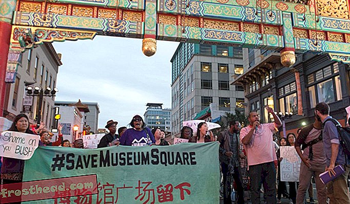 Vuoden 2015 protestissa Washingtonissa, D.C.: n Chinatown tuki kohtuuhintaisia ​​asuntoja, etenkin Museum Square -kehityksen yhteydessä, jossa asuu lähes 150 kiinalais-amerikkalaista asukasta.
