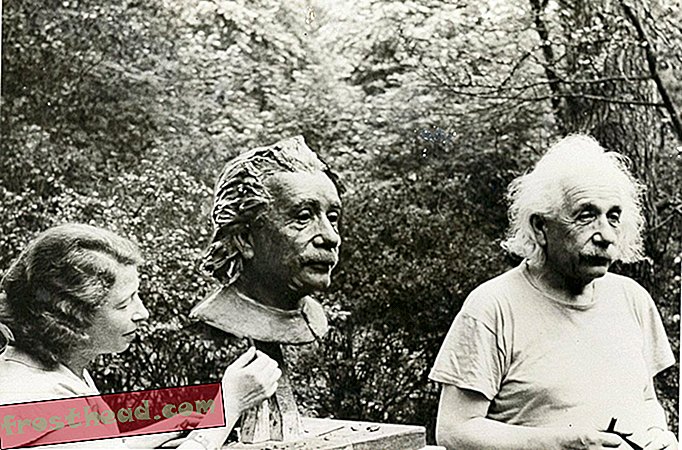 Albert Einstein ja kuvanveistäjä Gina Plunguian1