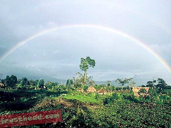 Regenbogen in der Nähe von Mikeno Vulkan