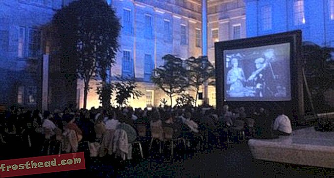 In Kürze werden Filme im Kogod Courtyard auf einem 16-Fuß-Popup-Bildschirm angezeigt.