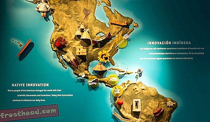 Une carte grandeur nature des Amériques est parsemée de produits miniatures mis au point par les peuples autochtones. Un canot plane au-dessus des Grands Lacs, du maïs au-dessus de l'ouest du Mexique et un kayak au-dessus du nord du Canada.