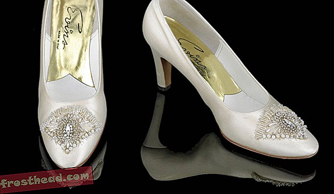 Ципеле од перлица које је дизајнирао Давид Евинс које је Нанци Реаган носила на наступним куглицама 1981. године.