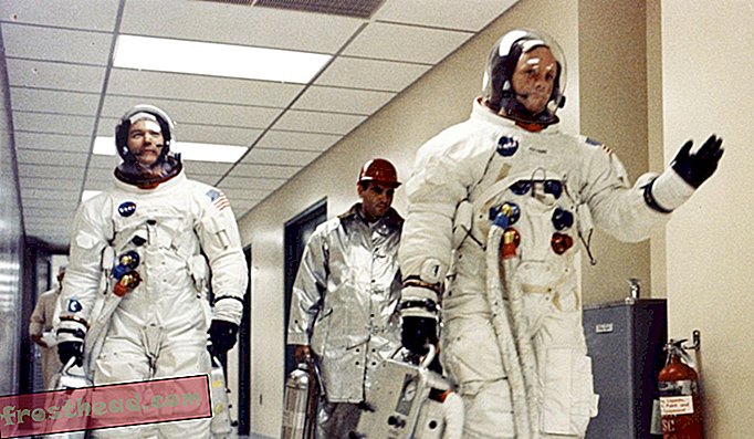 Il comandante dell'Apollo 11 Neil A. Armstrong saluta i sostenitori del corridoio del Manned Spacecraft Operations Building mentre lui e Michael Collins e Edwin E. Aldrin Jr. si preparano a essere trasportati nel Launch Complex 39A per la prima missione di sbarco lunare con equipaggio.