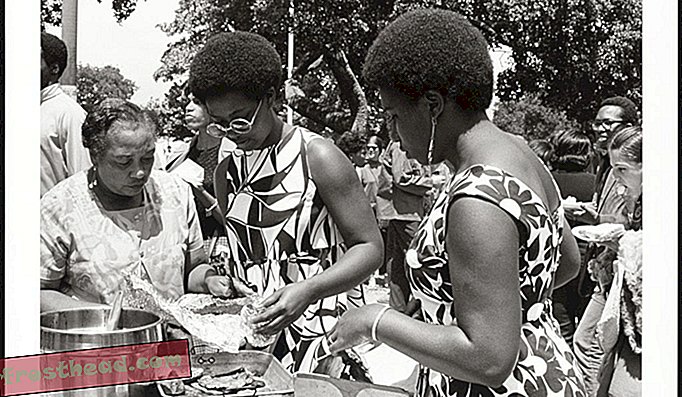 ברביקיו מוגש במפגן הייי החופשי בפארק דה פרמרי באוקלנד ב- 14 ביולי 1968.