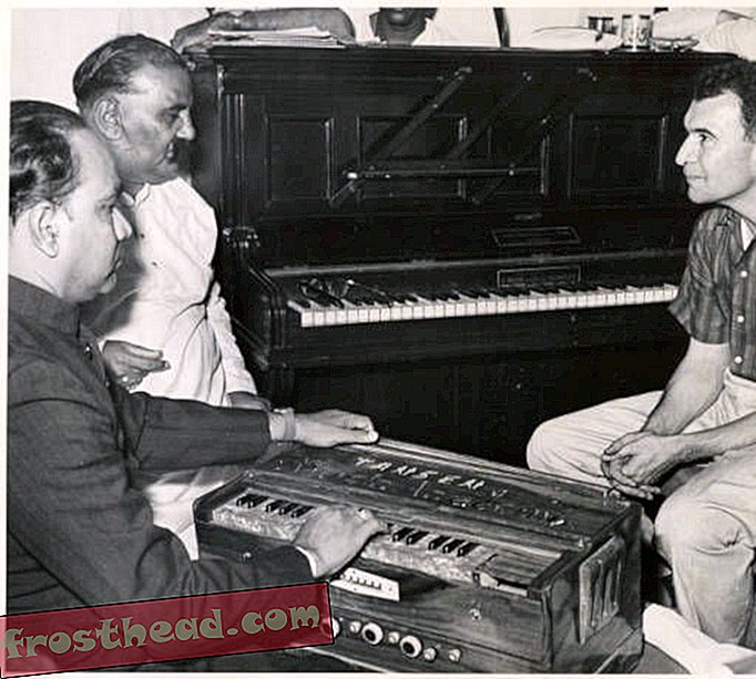 Brubeck (zgoraj z lokalnimi glasbeniki) je leta 1958 potoval v Indijo na turnejo State Departmenta.