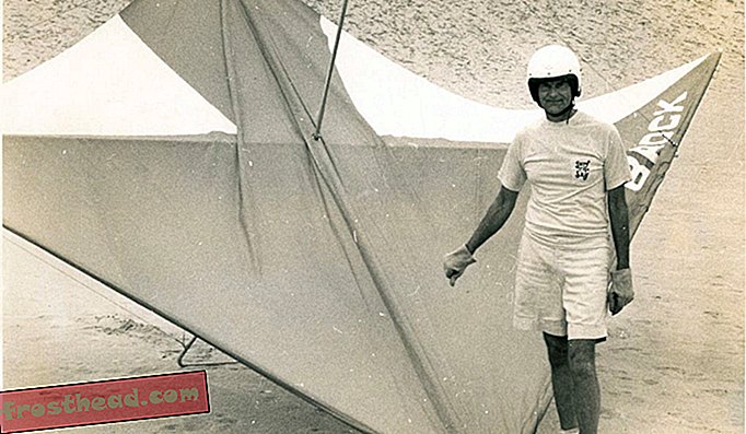 Francis Rogallo começou a voar de asa-delta em 1974, aos 62 anos, nas famosas dunas de areia dos Outer Banks, onde os irmãos Wright alcançaram o primeiro voo sustentado.