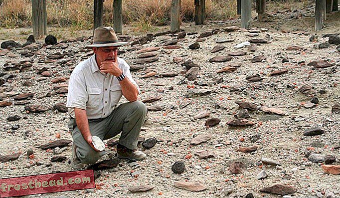 Potts esamina un assortimento di handax della prima età della pietra nel bacino di Olorgesailie.