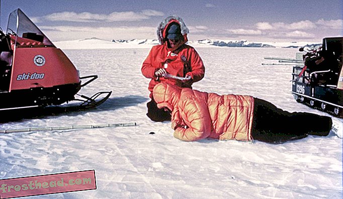 Marvin zaviri u ledenjački led u potrazi za meteoritima, koji jako sliče zemaljskim stijenama, ali se ističu na ledeno prekrivenom krajoliku Antarktike.