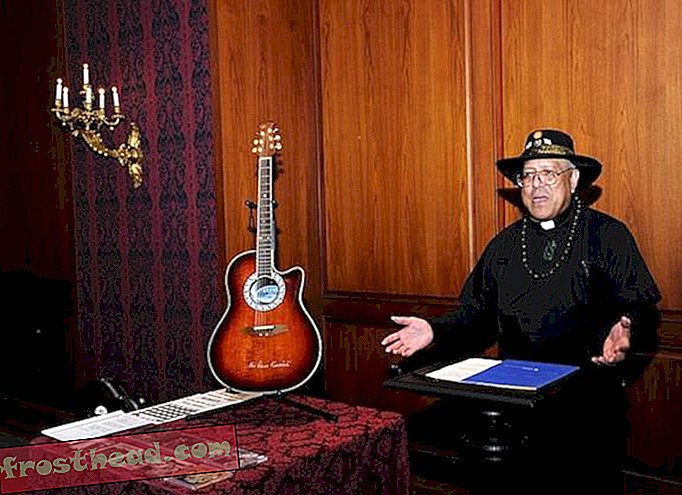 המוזיקאי ההוואי דניס קמאקאהי תורם את הגיטרה שלו