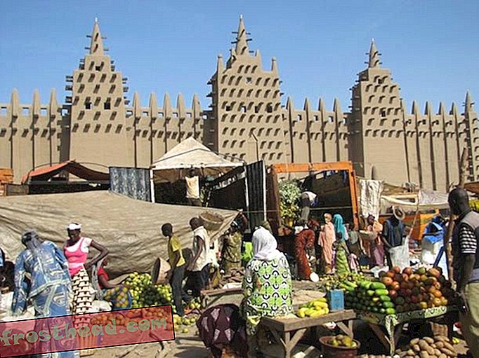 Malians verzamelen zich elke maandag voor de Grote Moskee voor een regionale markt.