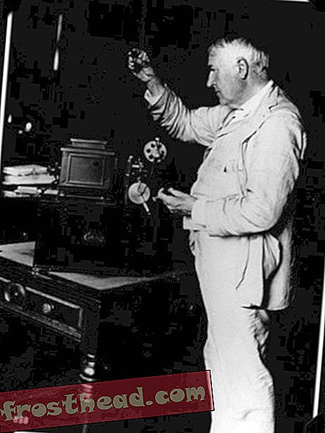 Edison ispituje jedan od svojih kinetoskopa 1912. godine