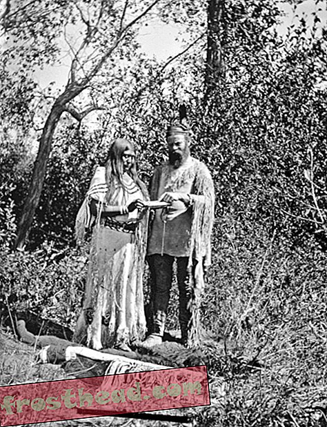 John Wesley Powell con mujer nativa americana