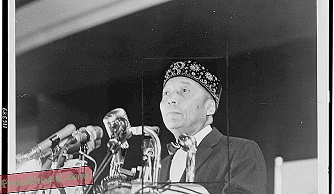 Малкълм X се срещна с лидера на нацията на исляма Илия Мохамед (по-горе) през 1952 г., но те се разделиха през 1964 година.