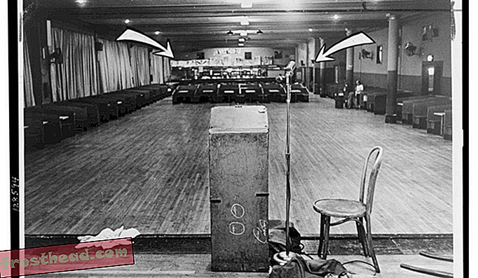 Тази снимка на празния театър и бална зала Audubon в Харлем е направена, след като на 21 февруари 1965 г. трима артилеристи изтичат на сцената и убиват Малкълм Х.